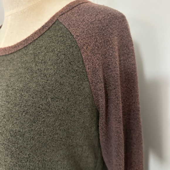 Women’s Wrangler Saguaro Sequin cactus pullover w/raglan sleeves. Mix colors. - Picture 5 of 8